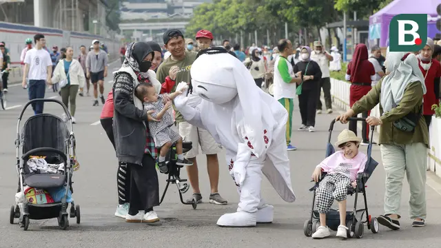 Foto: Maskot Piala Dunia 2022 Sapa Warga Ibu Kota, La'eeb Diserbu Anak-anak di CFD Jakarta