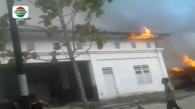 Kebakaran di bangsal Rumah Sakit Aloe Saboe, Gorontalo, menghanguskan 10 mobil ambulan dan menewaskan seorang nenek.