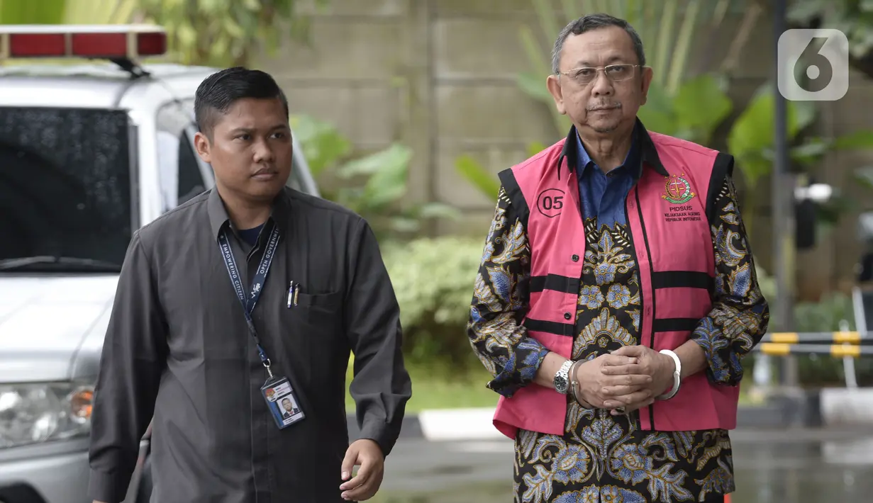 Mantan Direktur Utama PT Asuransi Jiwasraya, Hendrisman Rahim dikawal petugas akan menjalani pemeriksaan penyidik dari Kejaksaan Agung di Gedung KPK, Jakarta, Senin (20/01/2020). Hendrisman Rahim diperiksa sebagai tersangka terkait kasus korupsi PT Asuransi Jiwasraya. (merdeka.com/Dwi Narwoko)