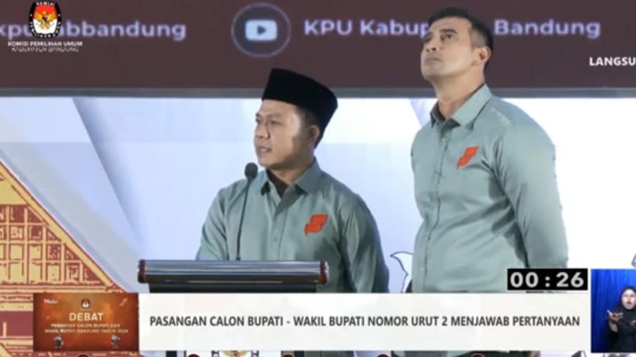 Gerak-gerik Artis Ali Syakieb Saat Debat Pilkada Kabupaten Bandung jadi Sorotan