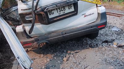 KA Serelo Tabrak Minibus di Prabumulih, Empat Orang Tewas dan Satu Kritis