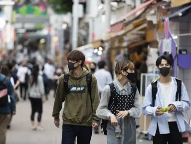 Orang-orang yang memakai masker wajah untuk membantu mengekang penyebaran virus corona berjalan melalui jalan perbelanjaan terkenal di Harajuku di Tokyo 28/5/2021). Jepang memperpanjang keadaan darurat virus corona di Tokyo dan daerah lain selama 20 hari lagi pada hari Jumat. (AP Photo/Hiro Komae)