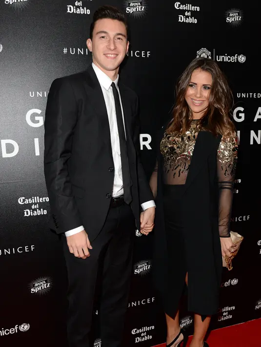 Bek Manchester United, Matteo Darmian (kiri) dan pacarnya Francesca Cormanni berpose di atas karpet merah saat mereka tiba untuk menghadiri "Inggris untuk UNICEF Gala Dinner" di Old Trafford, Manchester, Inggris, (29/11). (AFP PHOTO/OLI SCARFF)