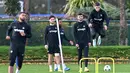 Pemain Chelsea Ruben Loftus-Cheek (kiri), Ben Chilwell (kedua kiri), Raheem Sterling (tengah), Armando Broja (kedua kanan), dan Kai Havertz menjalani latihan di Cobham, Stoke D'Abernon, Inggris, 1 November 2022. Chelsea akan menghadapi Dinamo Zagreb pada pertandingan sepak bola Grup E Liga Champions. (Glyn KIRK/AFP)