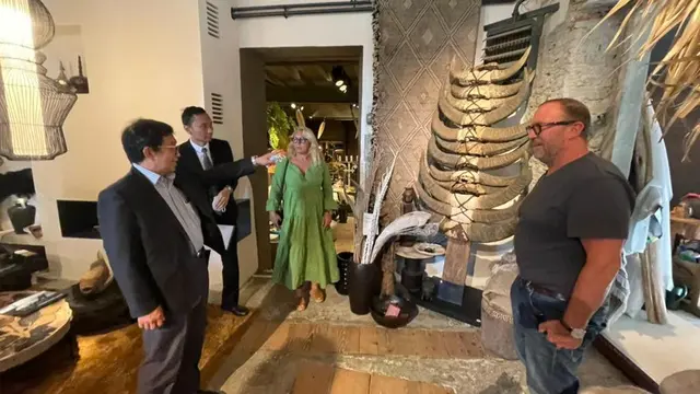 Dubes RI untuk Swiss dan Liechtenstein, Muliaman Hadad melakuan pertemuan dengan Living Dreams, pengusaha Swiss, importir produk furnitur Indonesia berskala besar di Meilen (KBRI Bern)