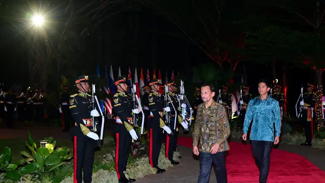 Potret Pangeran Mateen yang Tampil Keren dalam Balutan Batik Warna Biru dan Xavier Trudeau yang Tak Kalah Kece Saat Mendampingi Ayah Mereka di Gala Dinner KTT ASEAN 2023 (Foto: Laily Rachev - Biro Pers Sekretariat Presiden)