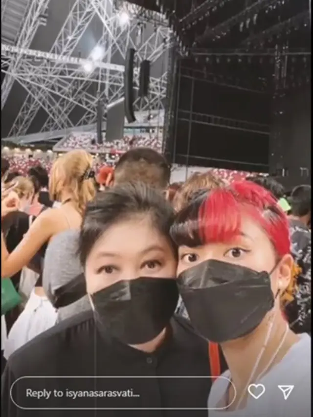 Isyana Sarasvati nonton Billie Eilish bersama sang ibunda,