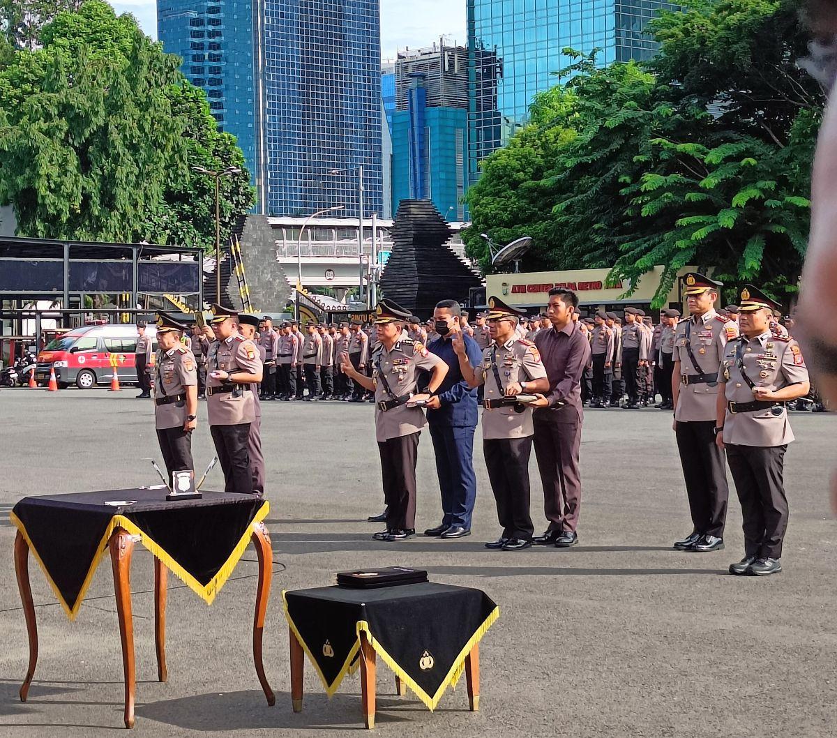 Berikut Pejabat Utama Polda Metro Yang Melaksanakan upacara serah terima jabatan:<br><br>