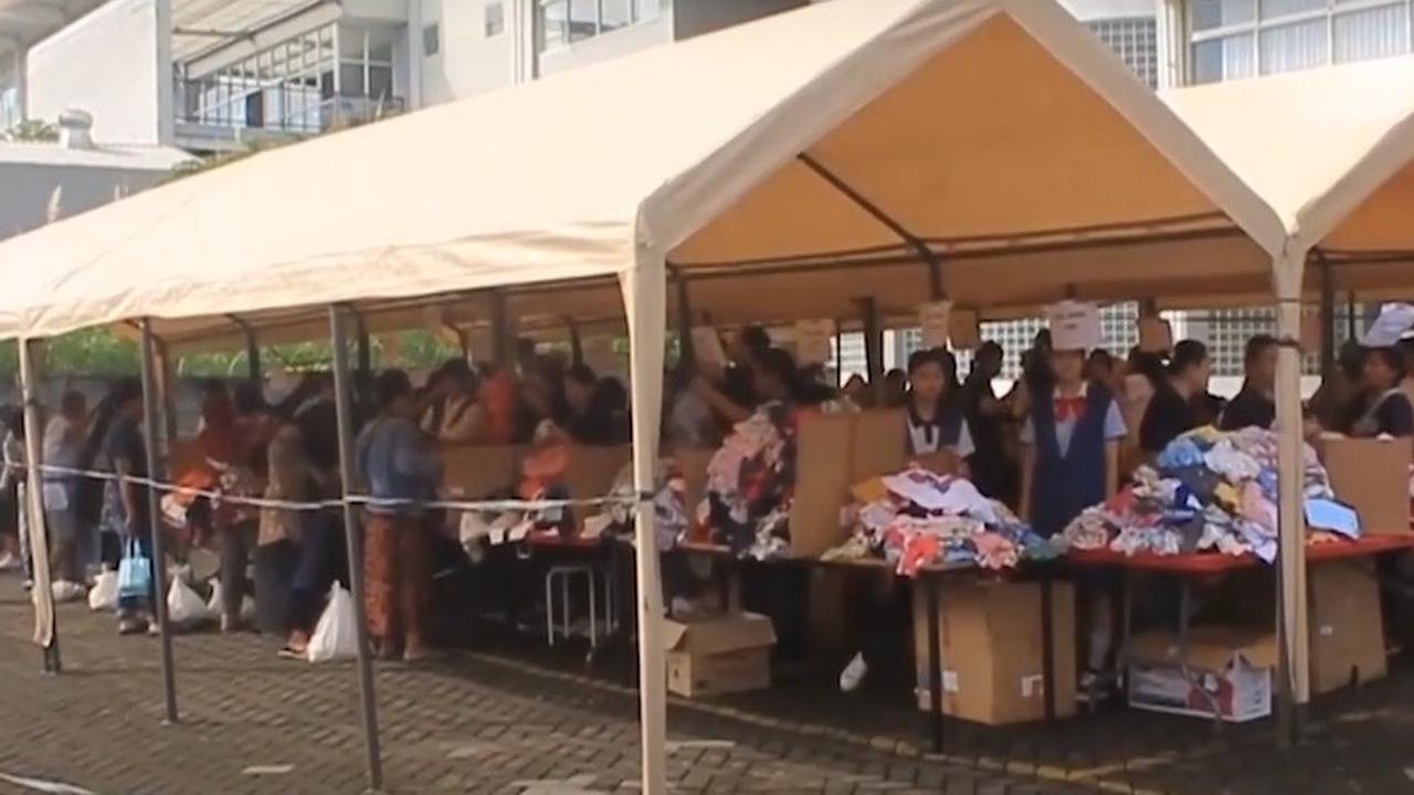 Warga Berbondong Ikut Bazar Murah Metta School Surabaya