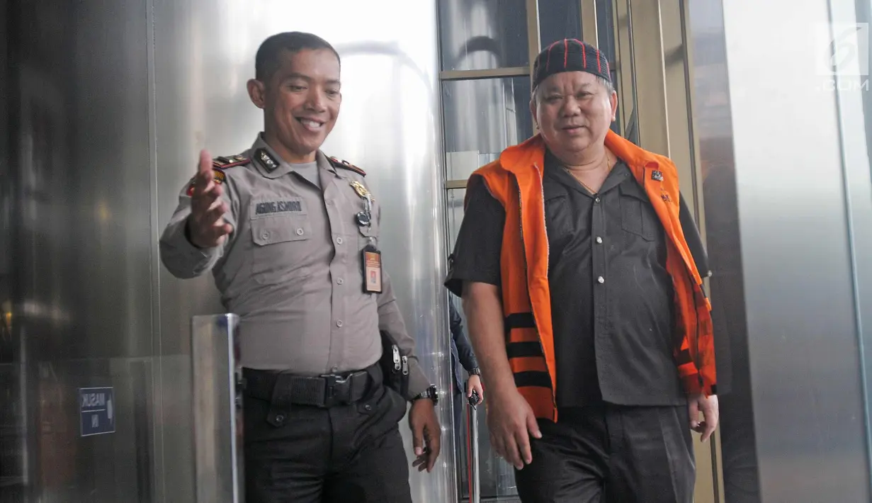 Dirut PT Sawit Golden Prima Hery Susanto Gun alias Abun tiba di gedung KPK, Jakarta, Selasa (13/2). Abun diperiksa sebagai saksi kasus TPPU atas tersangka Bupati Kutai Kartanegara, Kalimantan Timur Nonaktif Rita Widyasari. (Liputan6.com/Herman Zakharia)