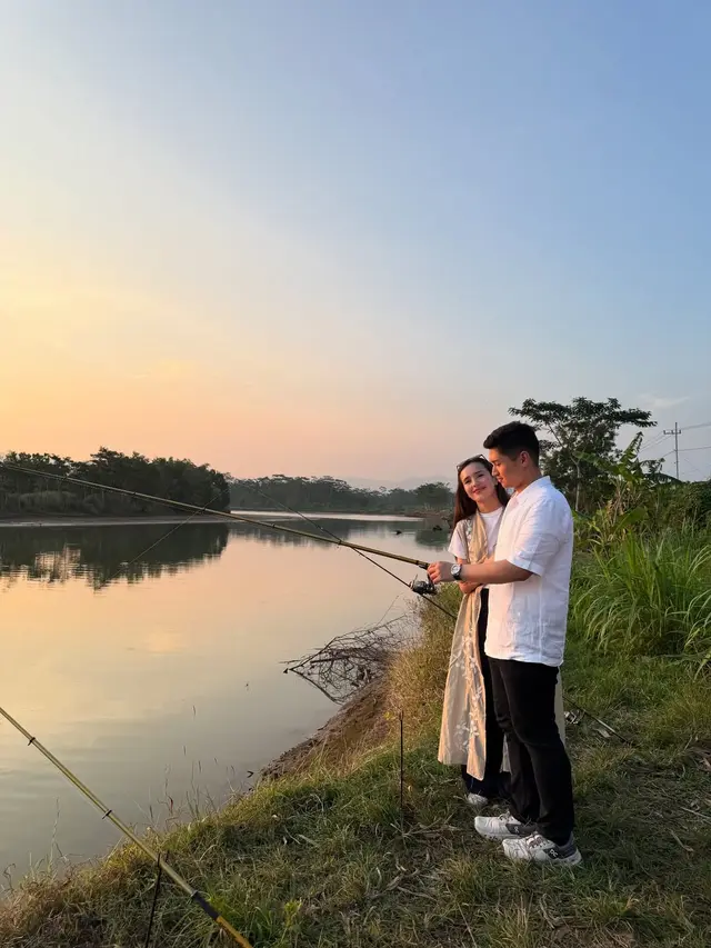 Gaya Casual Lace Beby Tsabina Dampingi Suami Kunjungi SBY ke Pacitan, Ikut Mancing Sampai Melukis