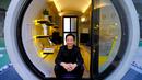 Seorang arsitek James Law berfoto di rumah tabung OPod di kawasan industri Kwun Tong, Hong Kong (13/3). Rumah minimalis ini terbuat dari pipa drainase beton raksasa. (AP Photo / Vincent Yu)