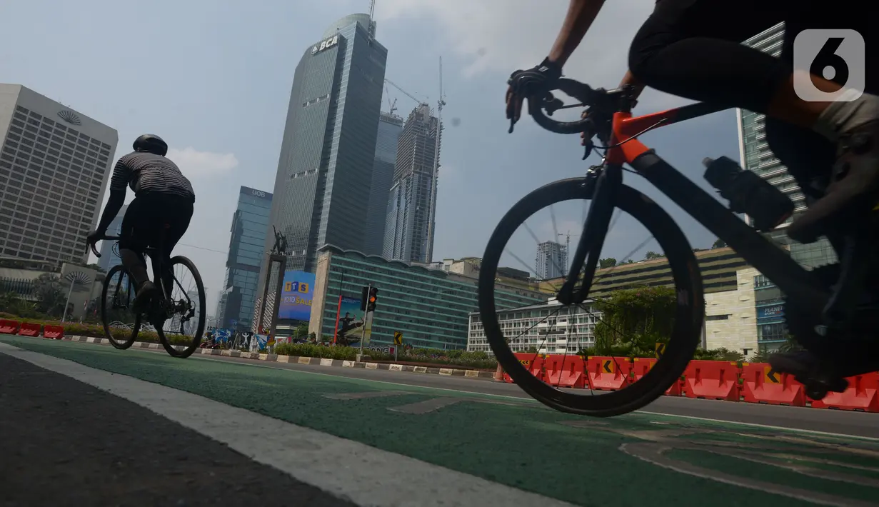 Warga bersepeda di kawasan Sudirman-Thamrin, Jakarta, Sabtu (16/10/2021). Polda Metro Jaya telah mengizinkan aktivitas olahraga bersepeda melintasi jalan umum mulai Sabtu (16/10), dengan tetap mengedepankan protokol kesehatan untuk mencegah penyebaran Covid-19. (merdeka.com/Imam Buhori)