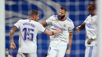 Pemain Real Madrid Karim Benzema (tengah) melakukan selebrasi usai mencetak gol ke gawang Celta Vigo pada pertandingan Liga Spanyol di Stadion Santiago Bernabeu, Madrid, Spanyol, 12 September 2021. Karim Benzema mencetak hattrick saat Real Madrid mengalahkan Celta Vigo 5-2. (GABRIEL BOUYS/AFP)
