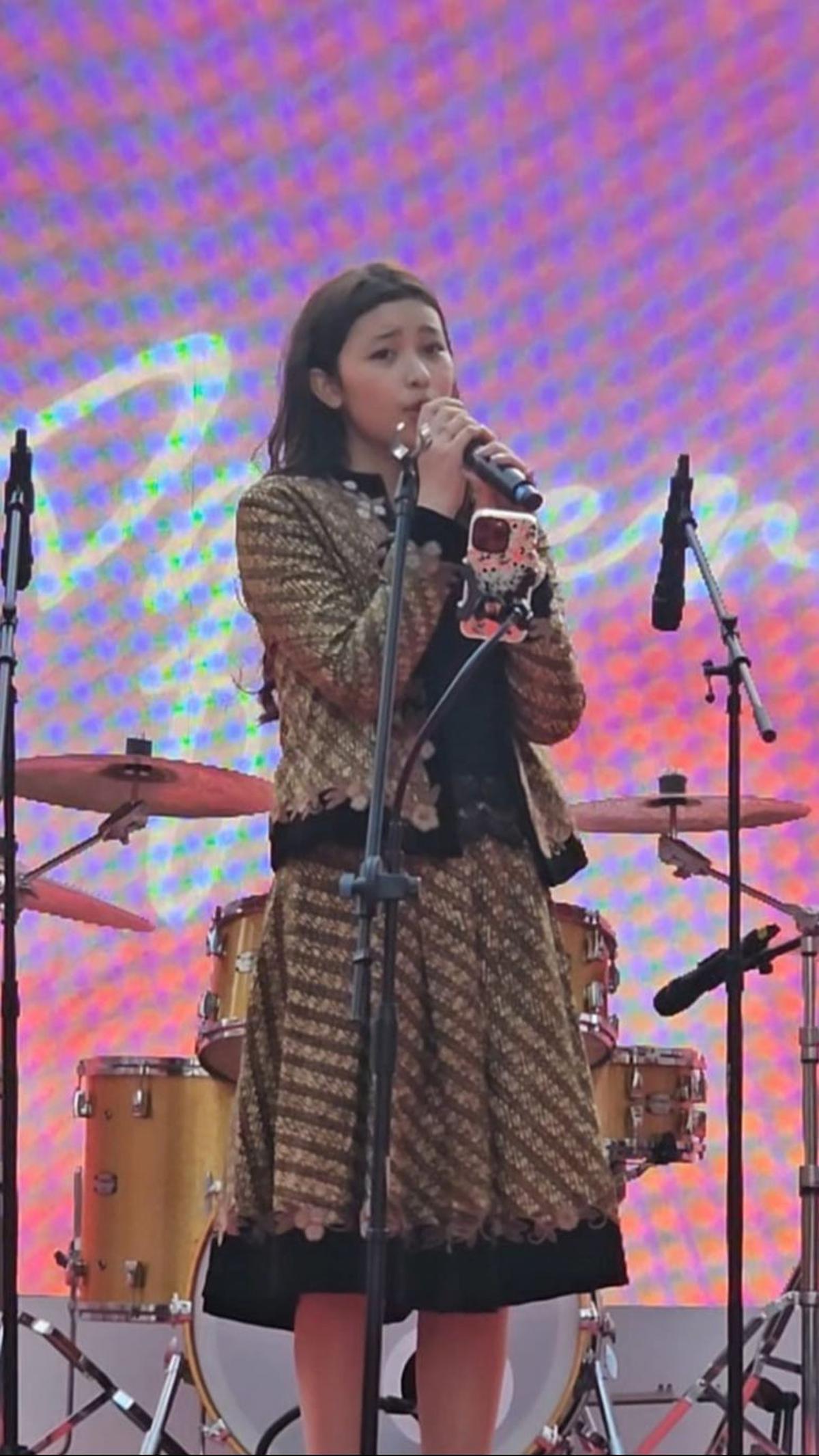 Artis muda Indonesia Aquene Aziz Djorghi, yang didampingi kedua orangtua yakni Sultan Djorghi dan Annisa Tri Hapsari, tampil menyanyikan sejumlah lagu debutnya.&nbsp;Dokumentasi: KBRI Seoul