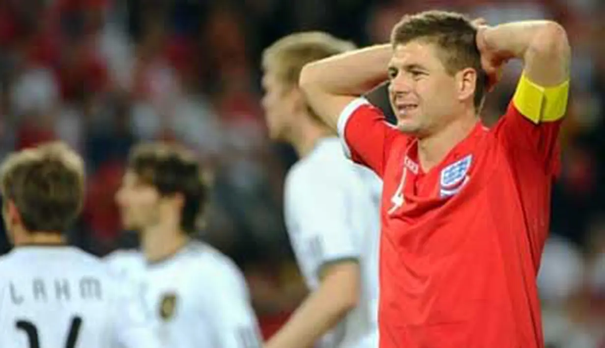 Kekecewaan kapten Inggris Steven Gerrard di laga 16 besar PD 2010 melawan Jerman di Free State stadium, Bloemfontein, 27 Juni 2010. Inggris kalah 1-4. AFP PHOTO / CHRISTOPHE SIMON 