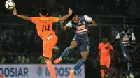 Rivaldi Bawuo saat berduel dengan Ismed Sofyan pada laga Arema vs Persija di Stadion Kanjuruhan, Malang, Minggu (5/8/2018).