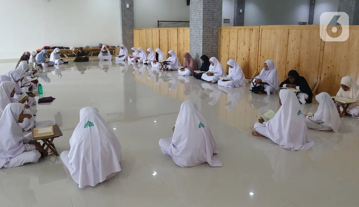 Sejumlah santri membaca Al-Quran di Pesantren Nuu Waar Al Fatih Kaffah Nusantara (AFKN) di Setu, Kabupaten Bekasi, Jawa Barat, Sabtu (1/5/2021). Kegiatan Khatam Al-Quran tersebut dilakukan rutin setiap bulan Ramadhan oleh 750 santri dan santriwati. (Liputan6.com/Herman Zakharia)
