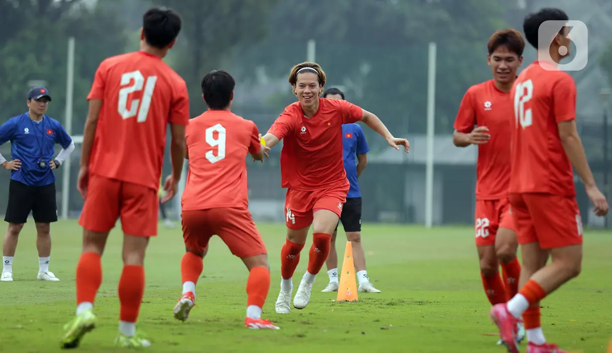 Pemain Timnas Vietnam U-23, Victor Le (tengah) saat melakukan latihan bersama di Lapangan A Gelora Bung Karno, Senayan, Jakarta, Senin (28/7/2025). (Liputan6.com/Helmi Fithriansyah)