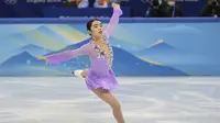 Karen Chen dari atlet skating AS berkompetisi dalam skating bebas tunggal putri dari acara tim skating selama Olimpiade Musim Dingin Beijing 2022 di Capital Indoor Stadium di Beijing pada 7 Februari 2022. (SEBASTIEN BOZON / AFP)
