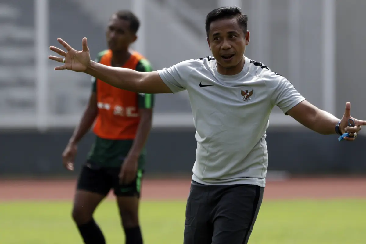 Asisten pelatih Timnas Indonesia U-22, Yunan Helmi. (Bola.com/Vitalis Yogi Trisna)