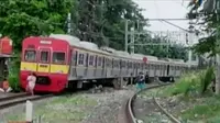 Kereta api commuter line dari arah Manggarai ke Sudirman anjlok. Selain itu, angin puting beliung sebabkan 1 orang tewas dan 2 luka berat.