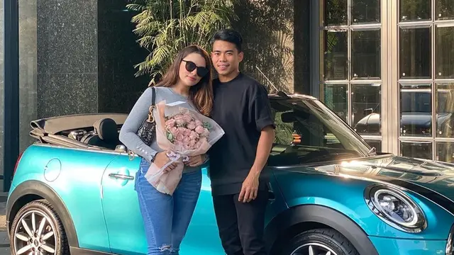 Momen Nurhidayat Haris Beri Pacar Kado Mobil Mewah