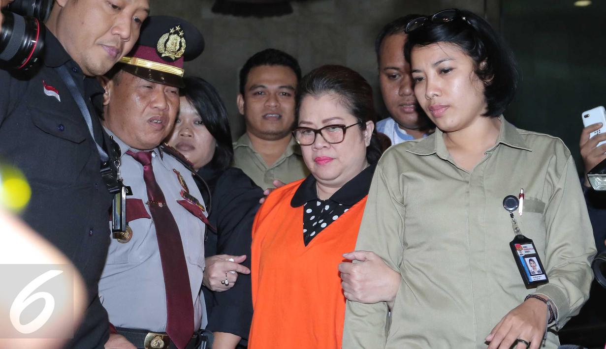 Anggota DPR F-Hanura Dewie Yasin Limpo (tengah) mengenakan baju tahanan usai pemeriksaan di KPK, Jakarta, Kamis (22/10). Dewie resmi ditahan KPK terkait kasus suap proyek Pembangkit Listrik Tenaga Mikrohidro (PLTMH) di Papua. (Liputan6.com/Angga Yuniar)