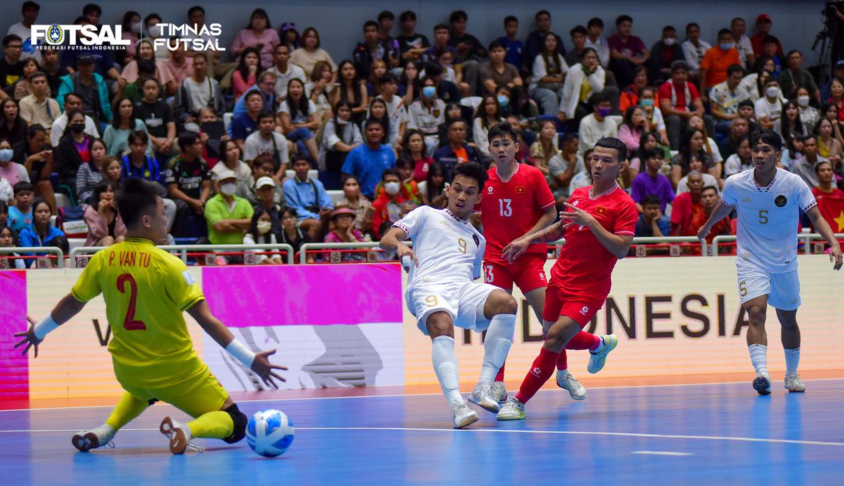 Pemain Timnas futsal Indonesia, Rio Pangestu mencoba melepaskan tembakan ke gawang pemain Vietnam pada laga final Piala AFF 2024 yang berlangsung di Terminal 21 Korat, Nakhon Ratchasima, Thailand, Minggu (10/11/2024) malam WIB. (Dok. Federasi Futsal Indonesia)