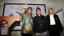 Menpora, Imam Nahrawi (kiri) bersama Evan Dimas jelang memberikan keterangan di Kemenpora, Jakarta, Selasa (2/2/2016). Evan akan mengikuti program pembinaan usia muda klub RCD Espanyol selama empat hingga lima bulan. (Liputan6.com/Helmi Fithriansyah)
