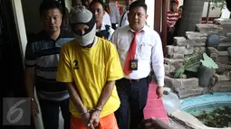 KMD (70) diamankan ketika akan menjual dua abg kepada pria hidung belang. Polsek Metro Penjaringan merilis kasus perdagangan manusia yang di pekerjakan sebagai PSK di lokalisasi liar Kalijodo, Jakarta, Senin (24/8/2015). (Liputan6.com/Gempur M Surya)