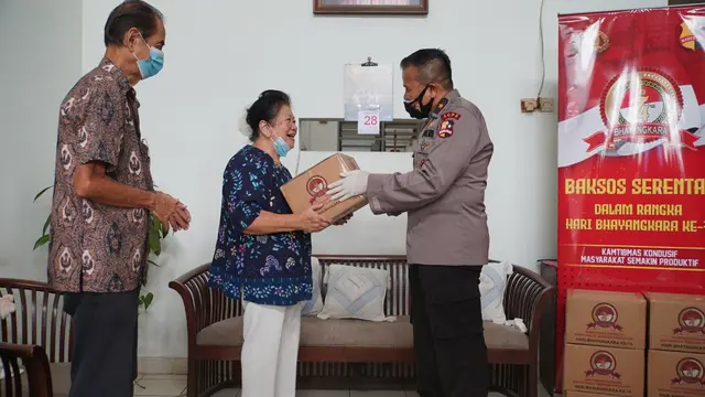 Bantuan sosial kepada 7 panti jompo dalam rangkaian peringatan HUT ke-74 Bhayangkara.