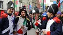 Sejumlah suporter Perancis mengunakan kostum unik sebelum pertandingan Piala Dunia Rugby 2015 antara Prancis melawan Irlandia di Millennium Stadium, Cardiff, Wales (11/10/2015). (Reuters/Henry Browne)