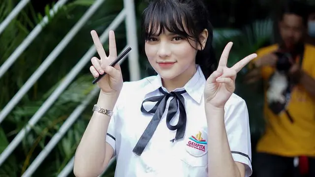 6 Potret Model Rambut Davina Karamoy Panjang Sebahu, Tampil Memukau dengan Poni