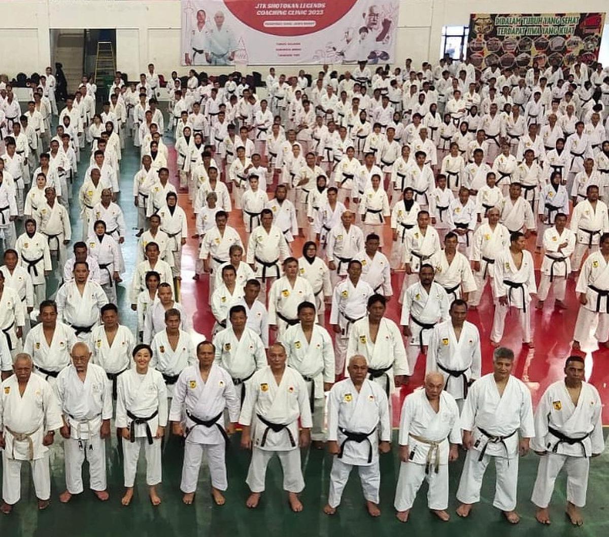 Brigadir Jenderal TNI Lucky Avianto membagikan salah satu kegiatannya dengan mengenakan seragam yang berbeda. Ia tampak mengenakan seragam karate komplet dengan sabuknya. <br>