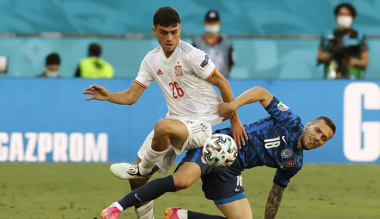 Pada menit ke-20, gelandang Spanyol Pedri gagal membawa timnya unggul saat tendangan kaki kirinya hasil umpan dari Cesar Azpilicueta masih bisa ditepis Martin Dubravka. (Foto: AP/Pool/Jose Manuel Vidal)