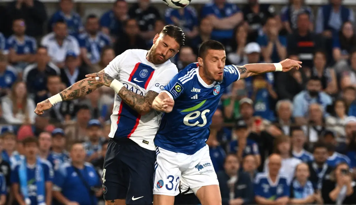 PSG meraih satu poin krusial saat berkunjung ke markas Strasbourg. (Photo by PATRICK HERTZOG / AFP)