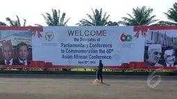 Petugas membersihkan halaman jelang Forum Parlemen Asia-Afrika di halaman Kompleks Parlemen Senayan, Jakarta, Selasa, (21/04/2015). ). DPR akan menjadi tuan rumah Konferensi Parlemen Asia Afrika pada Kamis (23/04/2015). (Liputan6.com/Andrian M Tunay)
