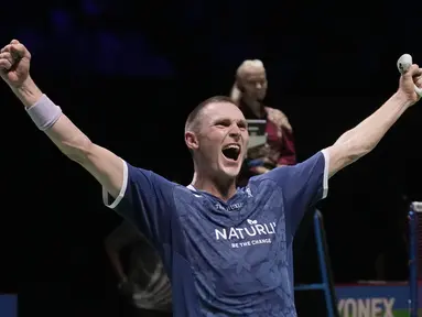 Pebulu tangkis tunggal putra Denmark Viktor Axelsen merayakan kemenangan atas pebulu tangkis tunggal putra Indonesia Anthony Sinisuka Ginting dalam laga final tunggal putra Indonesia Open 2023 di Istora Senayan, Minggu (18/6/2023) petang WIB. (AP Photo/Dita Alangkara)