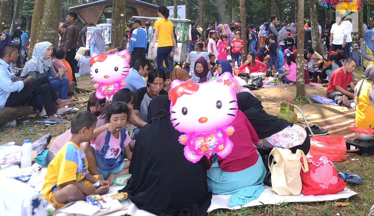 Warga berkumpul memadati hutan penelitian CIFOR (Center for International Forestry Research) saat tradisi Cucurak, di Kota Bogor, Minggu (13/5). Dalam tradisi Cucurak, warga berkumpul sambil makan bersama jelang bulan puasa. (Merdeka.com/Arie Basuki)