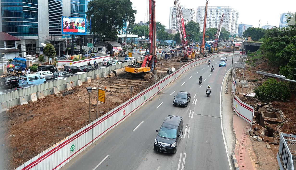 Kendaraan melintas di sisi pembangunan proyek Light Rail Transit (LRT) di depan BNN, Cawang, Jakarta, Selasa (23/5). Pengerjaan LRT Cawang-Dukuh Atas mulai memasuki tahap pengerjaan Long Span (bentang panjang) pada minggu ini.(Liputan6.com/Yoppy Renato)