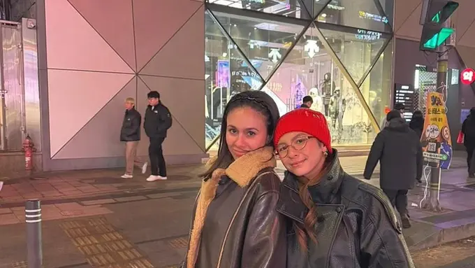 Liburan ke Korea Selatan, Wulan Guritno dan Shaloom Razade Tampil Kompak dengan Jaket Kulit yang Stylish