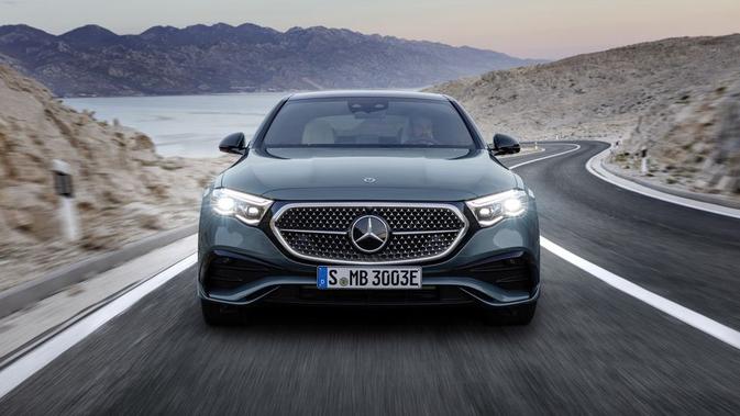 Trim AMG Line akan memiliki tampilan yang lebih sporty, yaitu gril besar dengan logo Mercedes-Benz di tengah dan bemper bergaya agresif.  (Sumber: caranddriver.com)