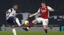 Penyerang Tottenham Hotspur, Steven Bergwijn berusaha melewati gelandang Arsenal, Granit Xhaka pada pertandingan lanjutan Liga Inggris di Tottenham Hotspur Stadium di London, Inggris , Minggu (7/12/2020). Tottenham menang 2-0. (Paul Childs/Pool via AP)