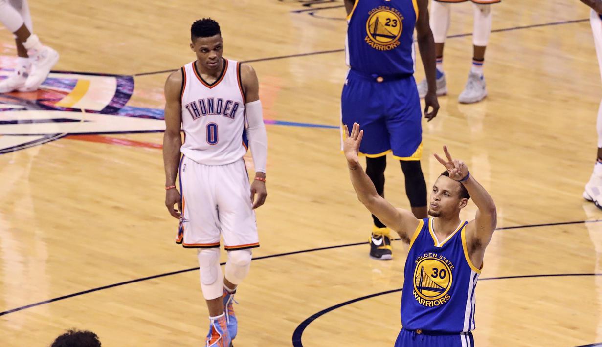Pemain  Warriors, Stephen Curry #30 merayakan kemenangan timnya atas OKC Thunder  pada lanjutan final wilayah barat NBA Playoffs 2016 di Chesapeake Energy Arena, Oklahoma City, (29/5/2016) WIB. Warriors menang 108-101. (Kevin Jairaj-USA TODAY Sports)