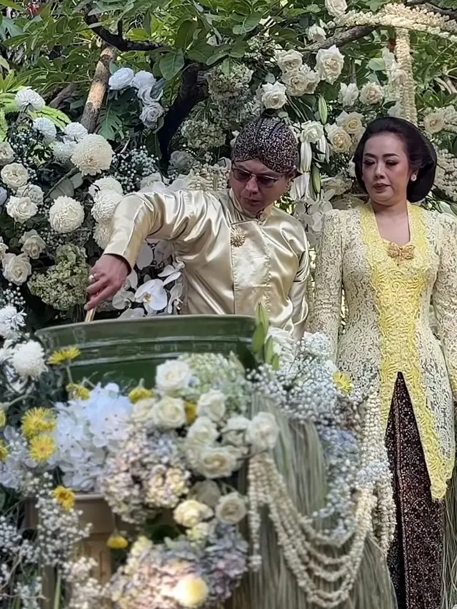 Soimah  saat Siraman Putra Pertamanya disanggul. [@showimah]