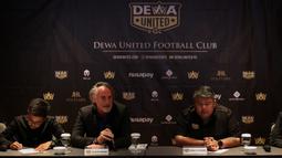 Pelatih baru Dewa United FC, Jan Olde Riekerink (tengah) ditemani dengan CEO Dewa United, Ardian Satya Negara (kanan) dan penerjemahnya memberikan pernyataan saat konferensi pers pengenalan pelatih baru Dewa United FC untuk BRI Liga 1 2022/2023 yang berlangsung di Hotel Episode, Gading Serpong, Tangerang, Selasa (10/1/2023). (Bola.com/Bagaskara Lazuardi)