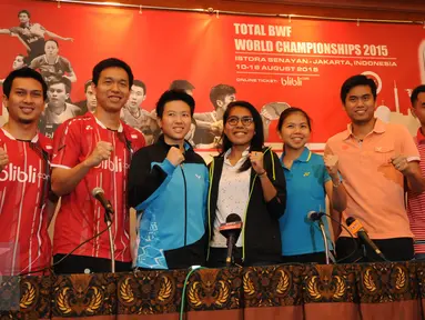 Pasangan ganda putra Indonesia M. Ahsan dan Hendra Setiawan bersama Liliyana Natsir, Nitya K Maheswari, Greysia Polii, Totontowi Ahmad dan Tommy Sugiarto (kiri ke kanan) saat jumpa pers di Jakarta, Minggu (9/8/2015). (Liputan6.com/Helmi Fithriansyah)