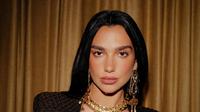 Gaun berpotongan v-neck rendah yang dipadu dengan kalung emas siluet emas bergaya Aztec [@dualipa]