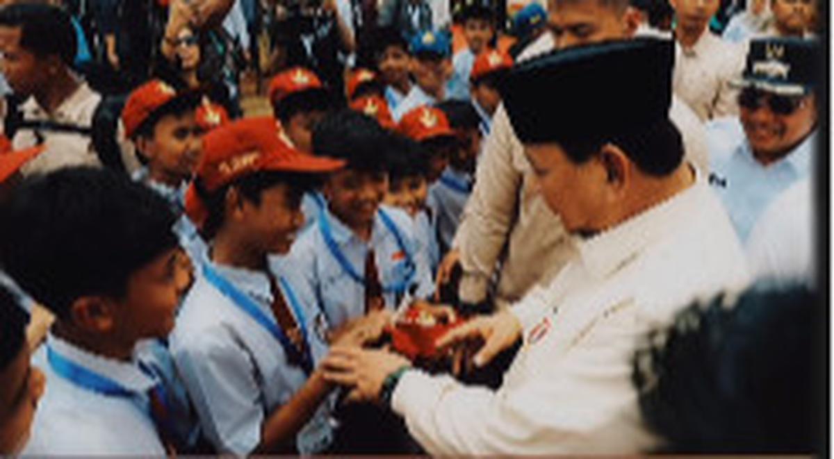 Presiden Prabowo Didatangi Siswa SD Minta Tanda Tangan di Topi